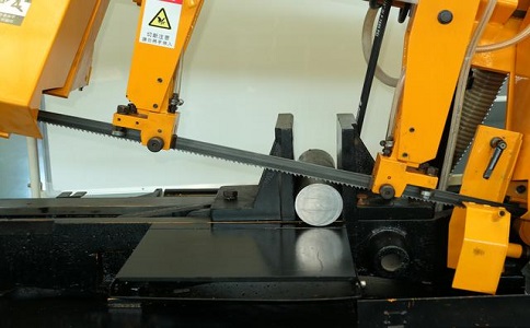 八步数控带锯床自动送料精度会出现偏差吗？