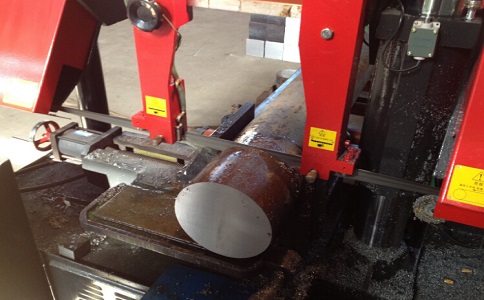 八步卧式带锯床加工时出现明显振荡如何排查？