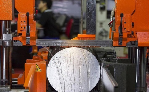 八步立式金属带锯床切削出现跑带故障解决方法！